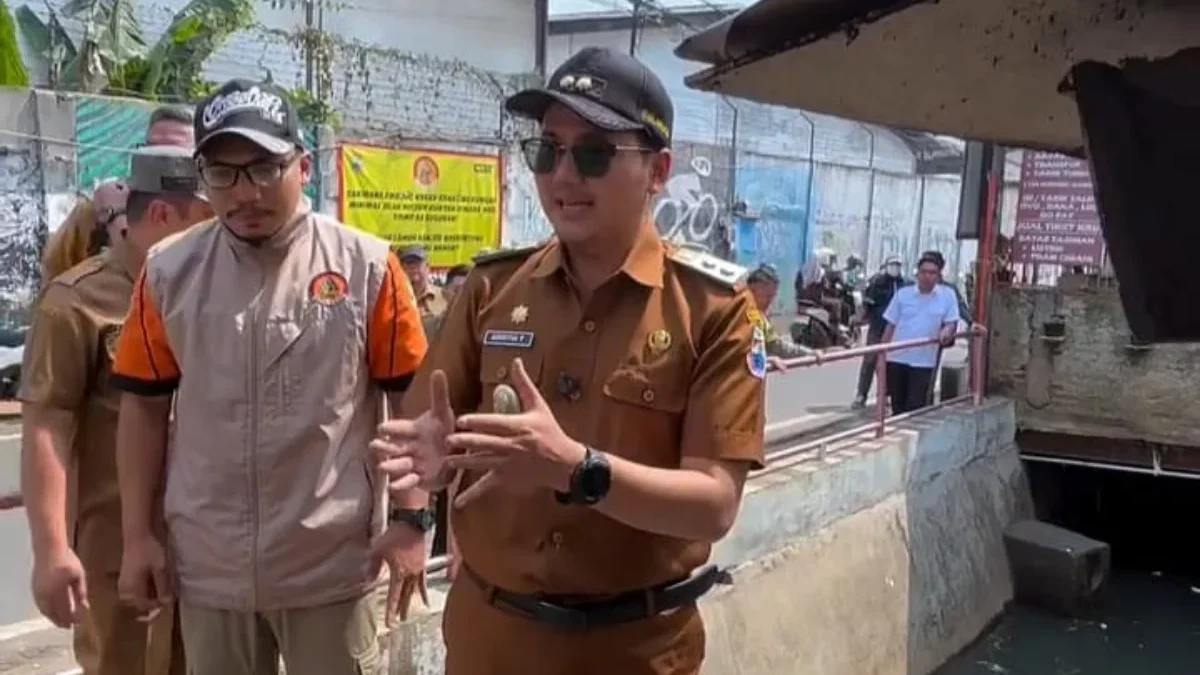 Wakil Wali Kota Cimahi, Adhitia Yudhistira saat Sidak Sungai Cigugur yang Kembali Kotor/Firman Satria/Jabar Ekspres/