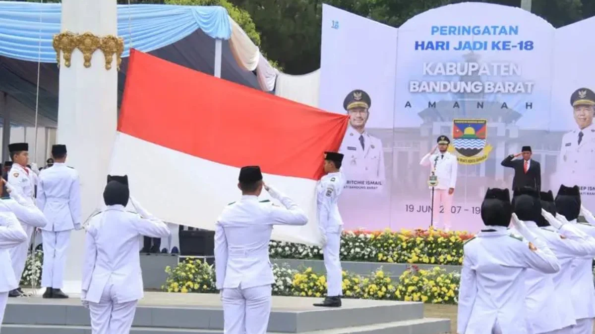Bupati Bandung Barat Jeje Ritchie Ismail saat memimpin upacara Hari Kadi KBB ke-28 di Lapang Mekarsari, Kecamatan Ngamprah. Kamis (19/6). Dok Prokompim KBB