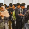 Ilustrasi: Pencari kerja mendatangi stan lowongan pekerjaan di Job Fair Kota Bandung belum lama ini. Foto: Dimas Rachmatsyah / Jabar Ekspres