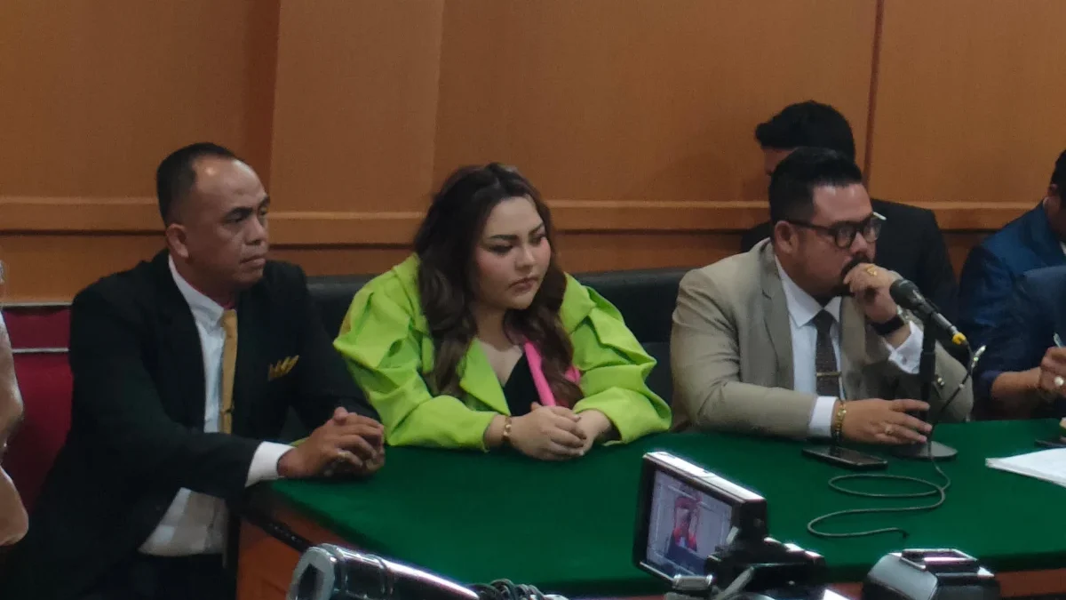 Selebgram Lisa Mariana saat jalani sidang gugatannya di PN Bandung. Foto. Sandi Nugraha.