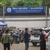 Ilustrasi: Siswa berjalan saat jam istirahat di SMA Negeri 1 Bandung, Jalan Ir H Djuanda beberapa waktu lalu. Foto: Dimas Rachmatsyah / Jabar Ekspre