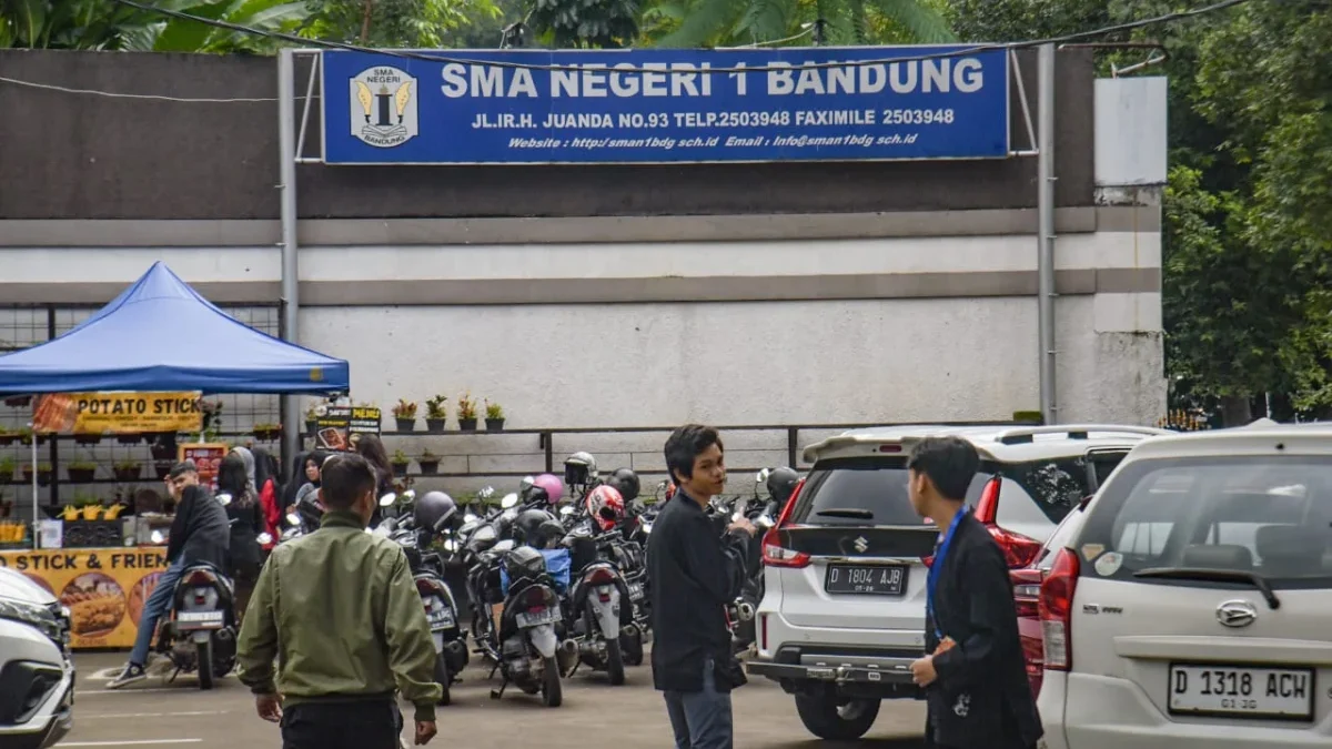 Ilustrasi: Siswa berjalan saat jam istirahat di SMA Negeri 1 Bandung, Jalan Ir H Djuanda beberapa waktu lalu. Foto: Dimas Rachmatsyah / Jabar Ekspre