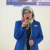 Direktur Perumdam Tirta Anom Banjar E Fitrah Nurkamilah saat meluncurkan air minum dalam kemasan yang diberinana TAB (Tirta Anom Banjar), Jumat (20/6/2025). (Cecep Herdi/Jabar Ekspres)