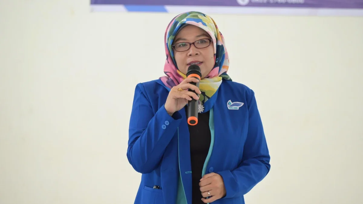 Air Minum Dalam Kemasan Milik Tirta Anom Banjar Resmi Diluncurkan Direktur Perumdam Tirta Anom Banjar E Fitrah Nurkamilah saat meluncurkan air minum dalam kemasan yang diberinana TAB (Tirta Anom Banjar), Jumat (20/6/2025). (Cecep Herdi/Jabar Ekspres)