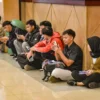 Ilustrasi: Pencari kerja mengisi aplikasi lowongan pekerjaan di Job Fair Kota Bandung belum lama ini. Foto: Dimas Rachmatsyah / Jabar Ekspres