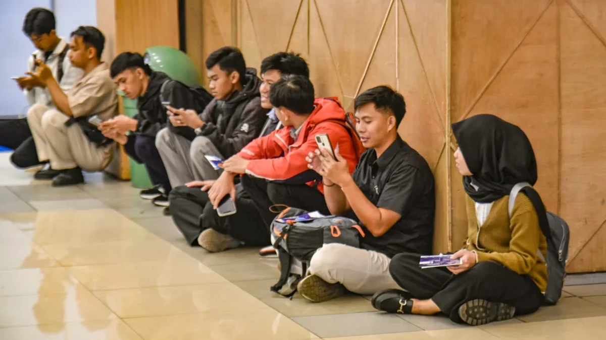 15 Ribu Lapangan Kerja per Tahun? Pengamat Unpad: Pemkot Bandung Perlu Libatkan Industri Ilustrasi: Pencari kerja mengisi aplikasi lowongan pekerjaan di Job Fair Kota Bandung belum lama ini. Foto: Dimas Rachmatsyah / Jabar Ekspres