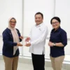 Direktur Utama Telkom Dian Siswarini (kiri) dan Direktur Enterprise and Business Service Telkom Veranita Yosephine (kanan) saat memberikan cinderamata kepada CTO PT Tanto Intim Line Agung Prayitno.