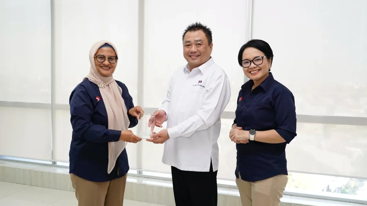 Direktur Utama Telkom Dian Siswarini (kiri) dan Direktur Enterprise and Business Service Telkom Veranita Yosephine (kanan) saat memberikan cinderamata kepada CTO PT Tanto Intim Line Agung Prayitno.