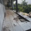 Kondisi lantai bangunan SMKN 1 Cijeungjing di samping tebing rusak parah bahkan terancam ambruk, Senin (23/6/2025). (Cecep Herdi/Jabar Ekspres)