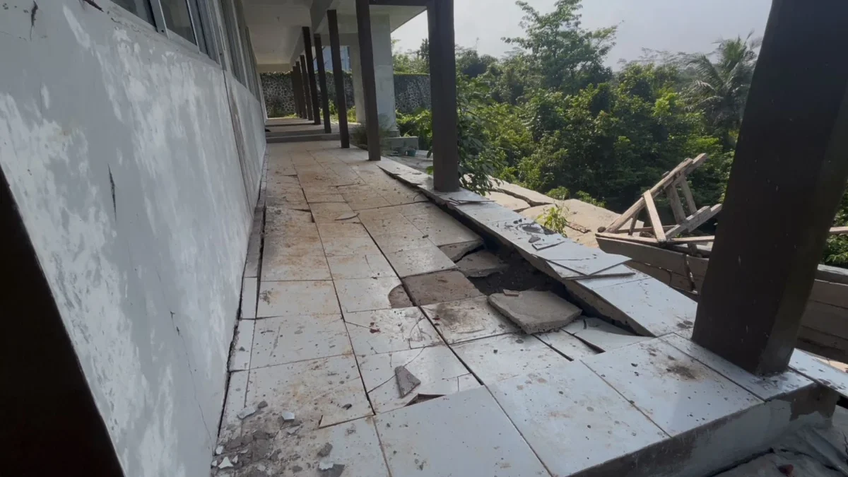 Kondisi lantai bangunan SMKN 1 Cijeungjing di samping tebing rusak parah bahkan terancam ambruk, Senin (23/6/2025). (Cecep Herdi/Jabar Ekspres)
