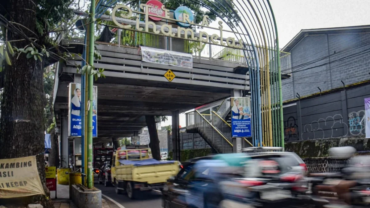 Ilustrasi: Suasana kendaraan melintas dibawah area Teras Cihampelas, Kota Bandung. Foto: Dimas Rachmatsyah / Jabar Ekspres