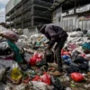 Pemulung memilah sampah botol plastik di tumpukan sampah di Pasar Cihaurgeulis, Jalan Suci, Kota Bandung, Senin (23/6). Foto: Dimas Rachmatsyah / Jabar Ekspres