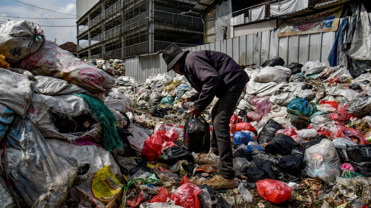 Pemulung memilah sampah botol plastik di tumpukan sampah di Pasar Cihaurgeulis, Jalan Suci, Kota Bandung, Senin (23/6). Foto: Dimas Rachmatsyah / Jabar Ekspres