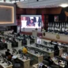Sekda Herman Suryatman saat menjabarkan Jawaban Gubernur terkait Pandangan Umum Fraksi tentang P2APBD 2024.