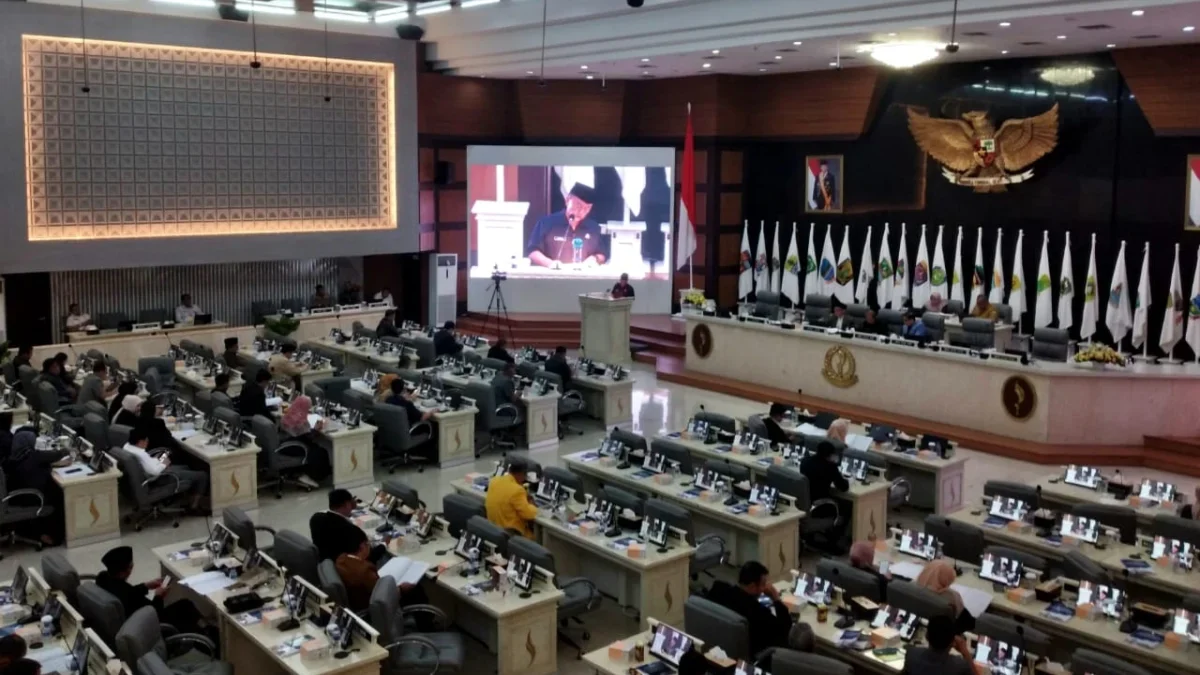 Sekda Herman Suryatman saat menjabarkan Jawaban Gubernur terkait Pandangan Umum Fraksi tentang P2APBD 2024.