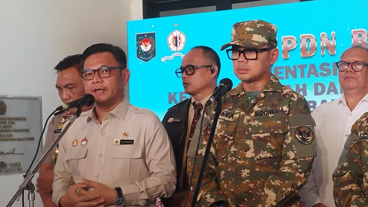 Retret Gelombang Kedua, Gubernur Lemhannas Tekankan Pentingnya Isu Dinamika Geopolitik Global Gubernur Lembaga Ketahanan Nasional (Lemhannas) TB Ace Hasan Syadzily (kemeja coklat) pada Retret Kepala Daerah Gelombang Kedua di Institut Pemerintahan Dalam Negeri (IPDN) Kampus Jatinangor, Kabupaten Sumedang. (Yanuar/Jabar Ekspres)