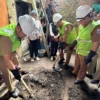 Wali Kota Cimahi, Ngatiyana saat Simbolis Groundbreaking Septictank di Cibeureum (Mong)