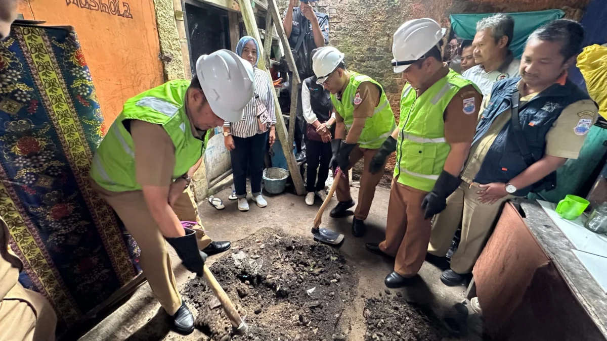 Pencemaran dari Rumah Tangga Jadi Sorotan, Pemkot Cimahi Genjot Pembangunan Septictank Wali Kota Cimahi, Ngatiyana saat Simbolis Groundbreaking Septictank di Cibeureum (Mong)