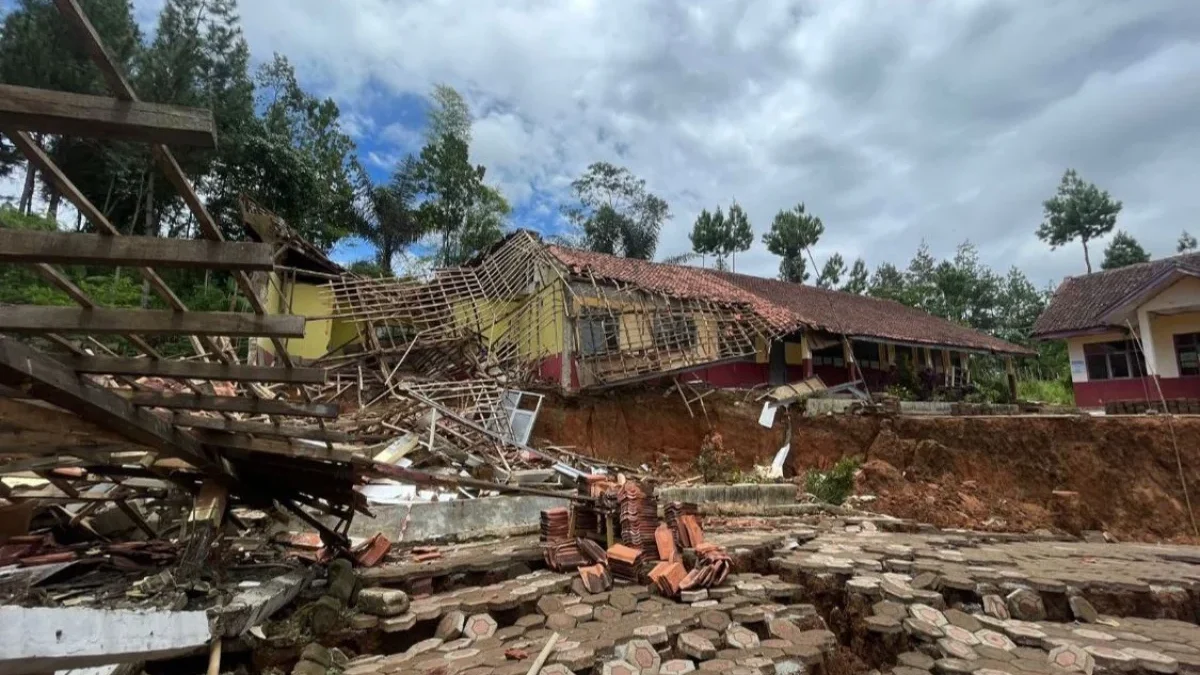 Ratusan Warga Bandung Barat Masih Terlantar, Relokasi Bencana Mandek di Tengah Jalan Bencana pergerakan tanah di Kampung Cigombong, Desa Cibedug, Kecamatan Rongga, Bandung Barat. Foto Jabar Ekspres/Suwitno