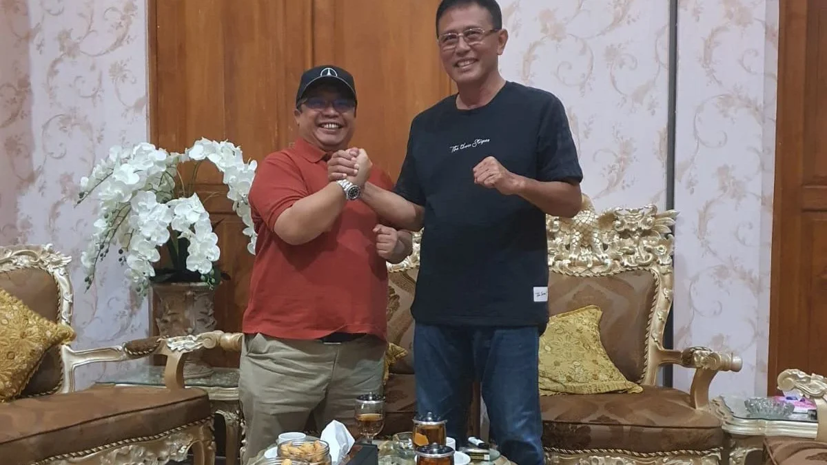 Pepi Tommy Jadi Wakil Bupati Ciamis? Sinyal Kuat Pengganti Yana D Putra Pertemuan antara Bupati Ciamis Herdiat Sunarya dan H. Pepi Tommy Sudrajat di Pendopo Ciamis, Senin (23/6/2025) malam, membahas kolaborasi pembangunan dan masa depan politik Ciamis. (Istimewa)