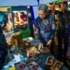 Wali Kota Bogor, Dedie A. Rachim, saat meninjau sekaligus membeli sejumlah produk UMKM di Festival Bogor Suka-Suka. (Foto: Diskominfo Kota Bogor)