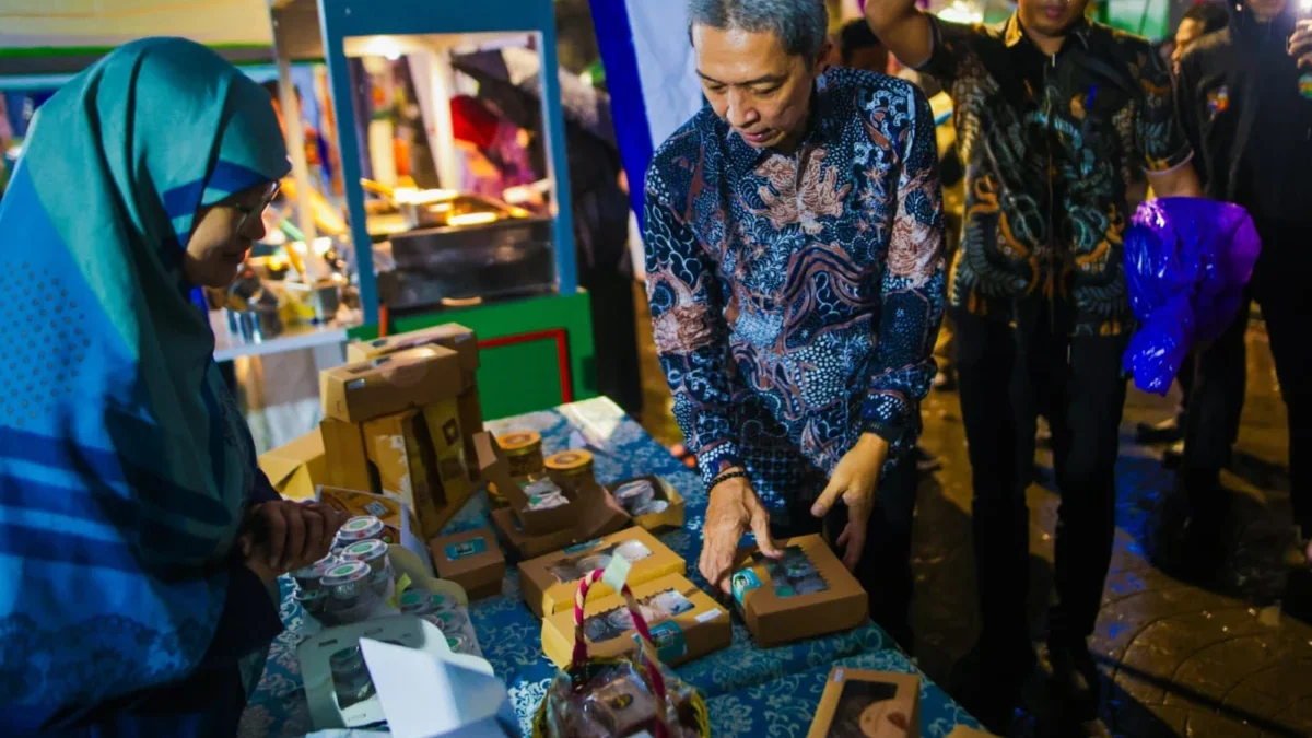 Wali Kota Bogor, Dedie A. Rachim, saat meninjau sekaligus membeli sejumlah produk UMKM di Festival Bogor Suka-Suka. (Foto: Diskominfo Kota Bogor)