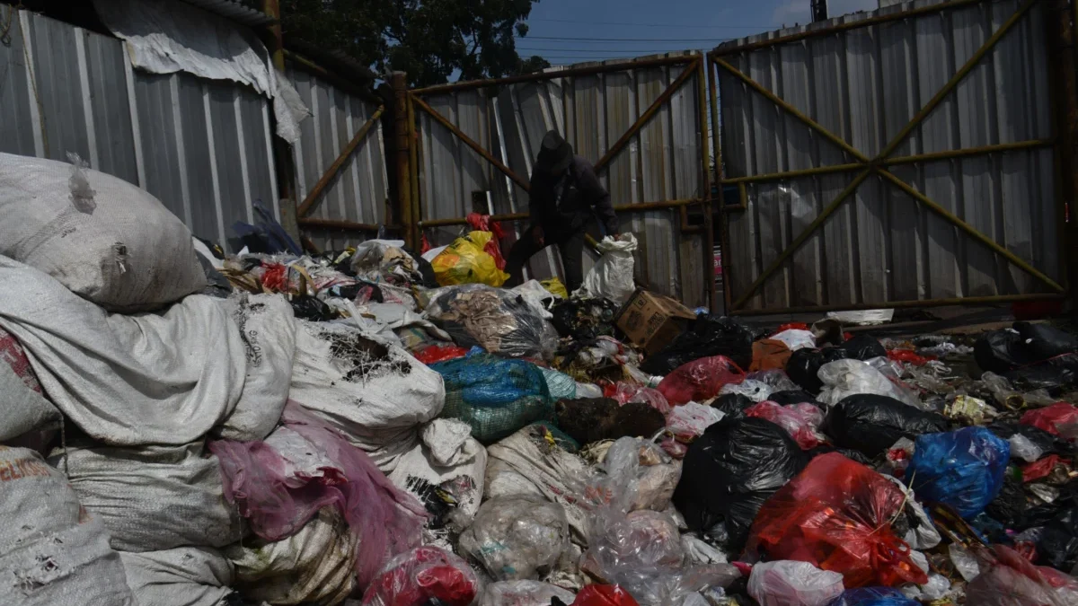 Pemulung memilah sampah botol plastik di tumpukan sampah di Pasar Cihaurgeulis, Jalan Suci, Kota Bandung belum lama ini. Foto: Dimas Rachmatsyah / Jabar Ekspres