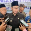 Kadis DPMD, Dudi Supriadi (kiri), Bupati Bandung Barat, Jeje Ritchie (tengah), dan Wabup KBB, Asep Ismail (kanan) usai menghadiri giat pelantikan kepala desa PAW. Dok Jabar Ekspres/Suwitno