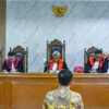 Terpidana kasus korupsi Bandung Smart City, Ema Sumarna mendengarkan putusan sidang kasus korupsi Bandung Smart City di Pengadilan Negeri Bandung Tipikor, Jalan Surapati, Kota Bandung, Selasa (24/6). Foto: Dimas Rachmatsyah / Jabar Ekspres