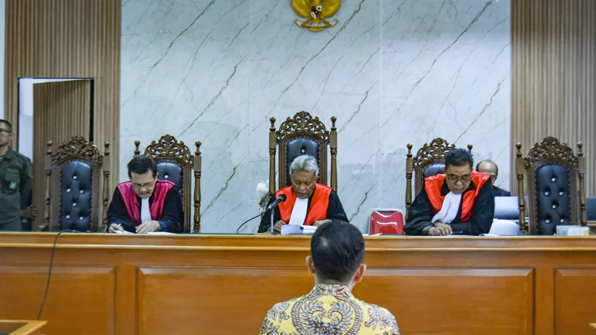 Terpidana kasus korupsi Bandung Smart City, Ema Sumarna mendengarkan putusan sidang kasus korupsi Bandung Smart City di Pengadilan Negeri Bandung Tipikor, Jalan Surapati, Kota Bandung, Selasa (24/6). Foto: Dimas Rachmatsyah / Jabar Ekspres