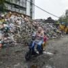 Tumpukan sampah di Kota Bandung.