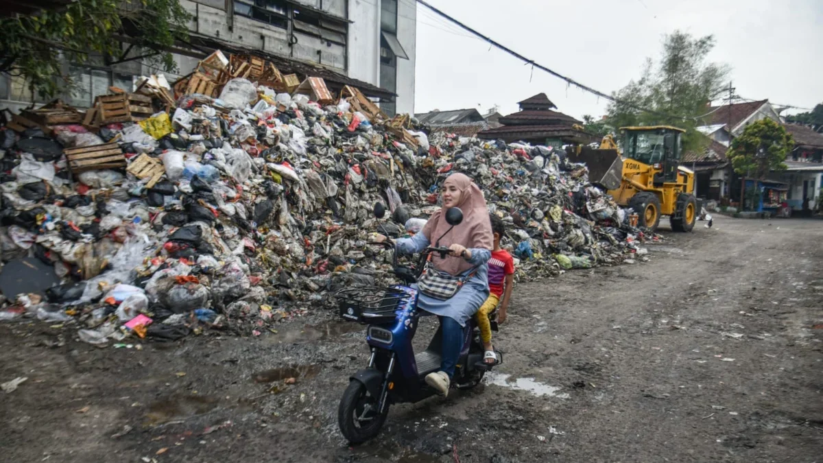 Tumpukan sampah di Kota Bandung.