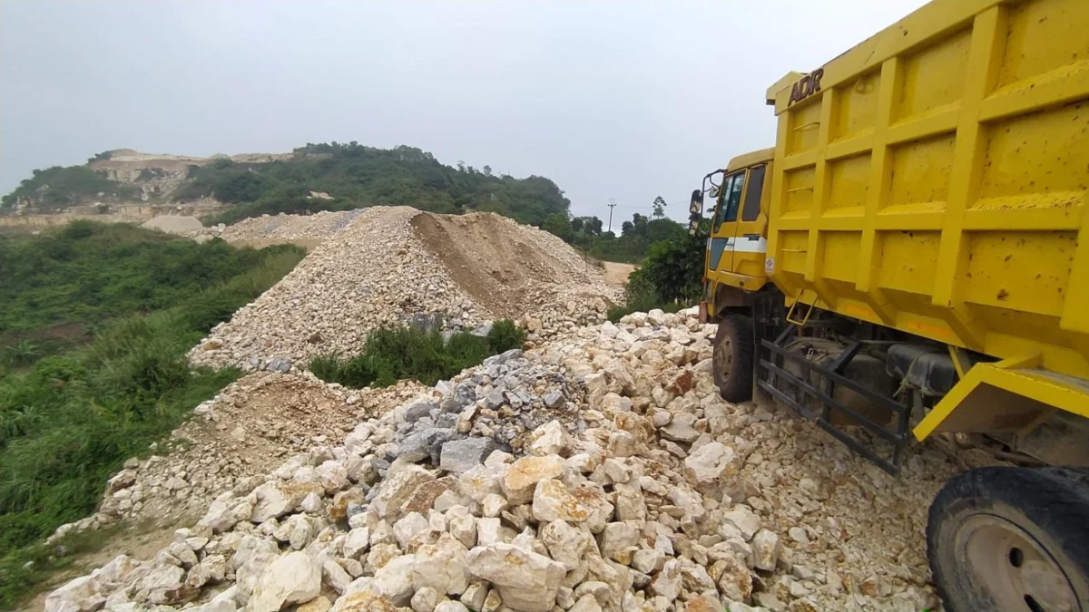 Aktivitas tambang di kawasan Karst Citatah, Kecamatan Padalarang, Kabupaten Bandung Barat. Dok Jabar Ekspres/Suwitno