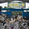 Penumpukan sampah terjadi di beberapa titik di Kota Bandung.