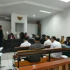4 orang anggota DPRD Kota Bandung yang merupakan terdakwa dalam kasus korupsi Bandung Smart City saat menjalani persiapan di Pengadilan Tipikor Bandung. Foto. Sandi Nugraha.