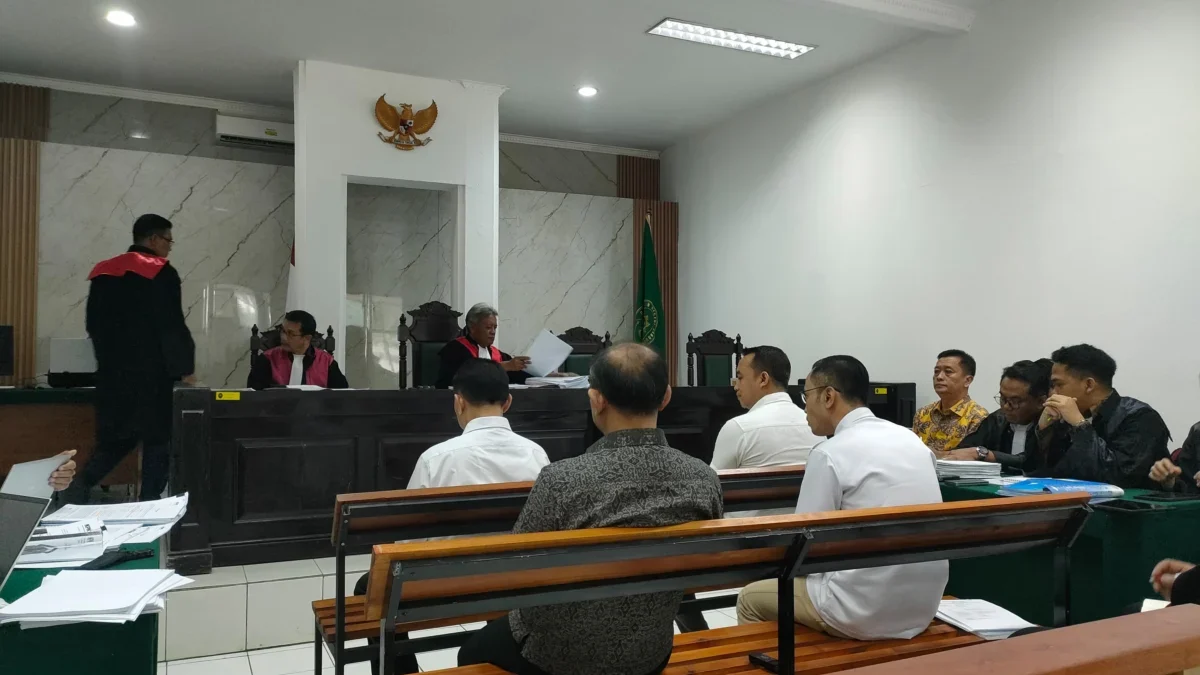 4 orang anggota DPRD Kota Bandung yang merupakan terdakwa dalam kasus korupsi Bandung Smart City saat menjalani persiapan di Pengadilan Tipikor Bandung. Foto. Sandi Nugraha.