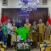 Wali Kota Bogor, Dedie Rachim saat menerima kunjungan Sahil Jha bersama relawan gerakan Save Soil, Selasa (24/6). (Yudha Prananda / Istimewa)
