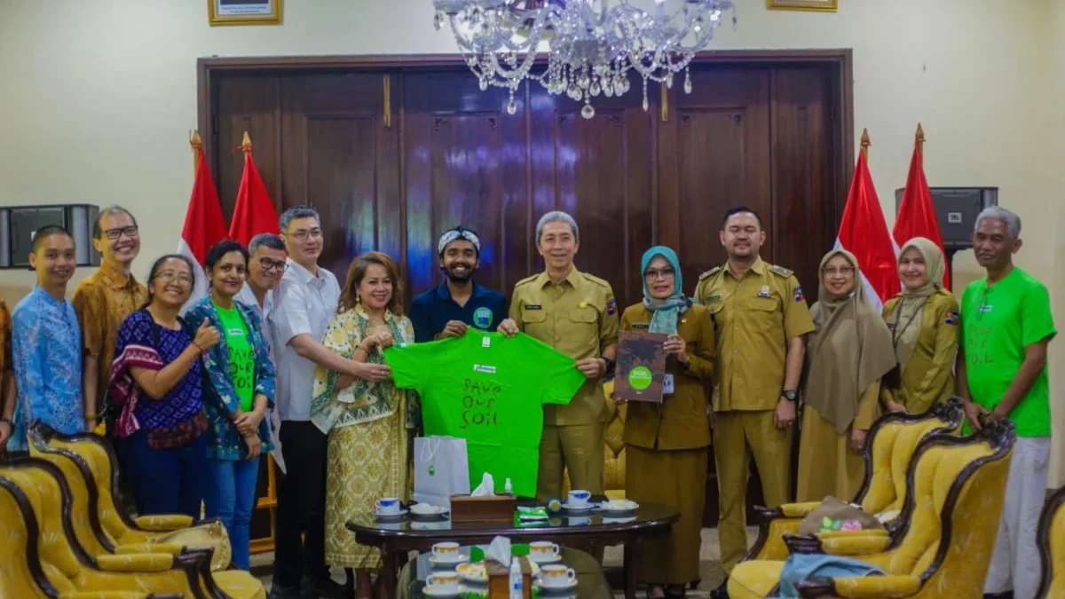 Wali Kota Bogor, Dedie Rachim saat menerima kunjungan Sahil Jha bersama relawan gerakan Save Soil, Selasa (24/6). (Yudha Prananda / Istimewa)
