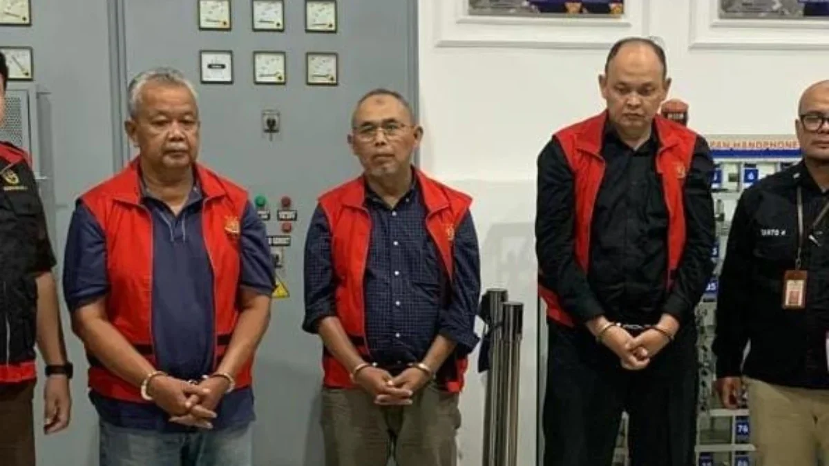 Ist. Saat Kadispora Kota Bandung Eddy Marwoto (kanan) ditetapkan sebagai tersangka dalam dugaan kasus korupsi dana hibah Pramuka Kota Bandung. Istimewa.