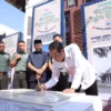 Wali Kota Cimahi, Ngatiyana saat Menandatangani Peresmian Tiga Cagar Budaya di Kota Cimahi (Mong)