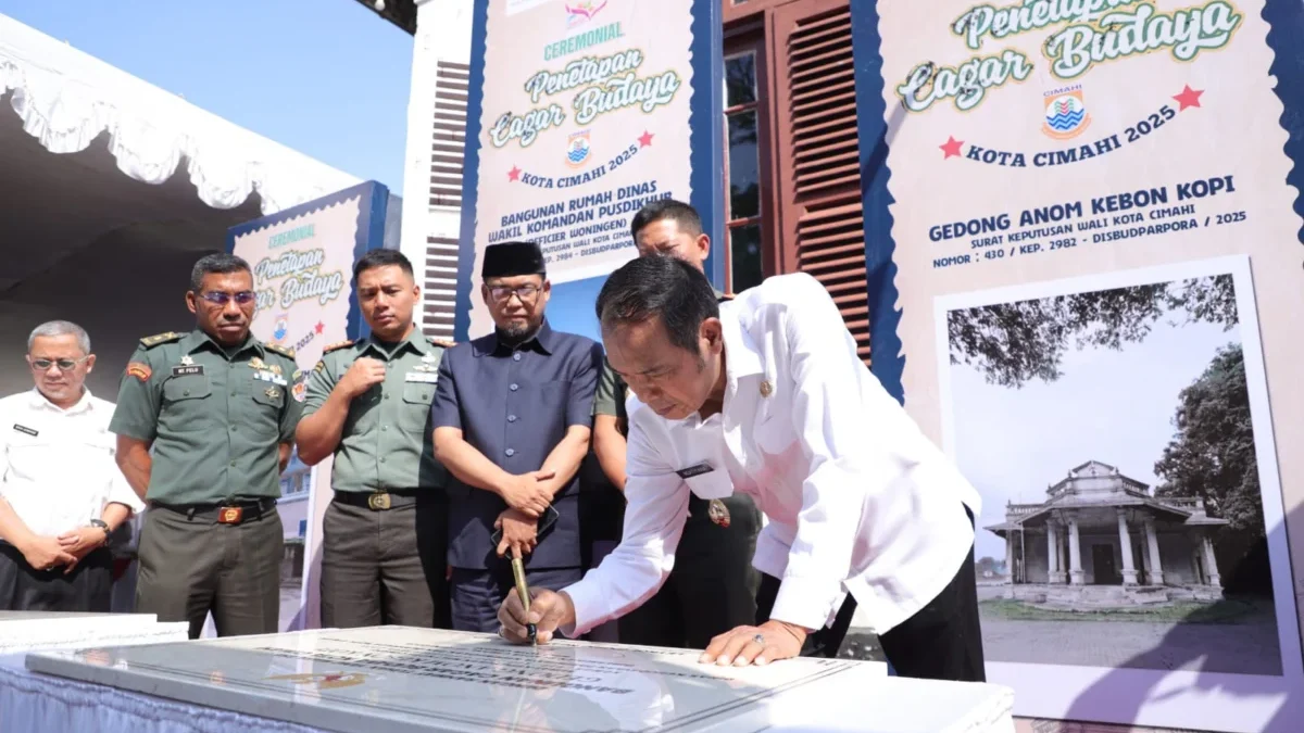 Warisan Zaman Penjajahan Ditetapkan Jadi Cagar Budaya, Ini Pesan Wali Kota Cimahi Wali Kota Cimahi, Ngatiyana saat Menandatangani Peresmian Tiga Cagar Budaya di Kota Cimahi (Mong)