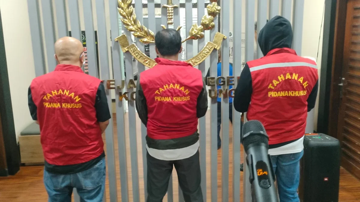 Dok. Kejari Kota Bandung saat tetapkan 3 orang tersangka dalam kasus dugaan korupsi pengadaan barang dan jasa antara anak perusahaan PT MUJ yakni PT ENM dan PT SDI pada beberapa waktu lalu. Foto. Sandi Nugraha.