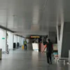 Nampak sepi, kondisi terbaru di Bandara Husein Sastranegara, Kota Bandung hanya terlihat adanya petugas yang tengah berjaga. Rabu (25/6). Foto. Sandi Nugraha.