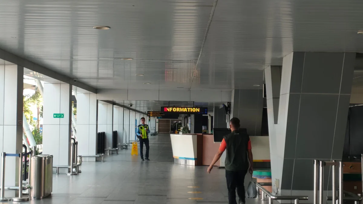 Nampak sepi, kondisi terbaru di Bandara Husein Sastranegara, Kota Bandung hanya terlihat adanya petugas yang tengah berjaga. Rabu (25/6). Foto. Sandi Nugraha.