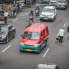 Transportasi umum angkot melintas di Jalan Otto Iskandar Dinata, Kota Bandung, Rabu (25/6). Foto: Dimas Rachmatsyah / Jabar Ekspres
