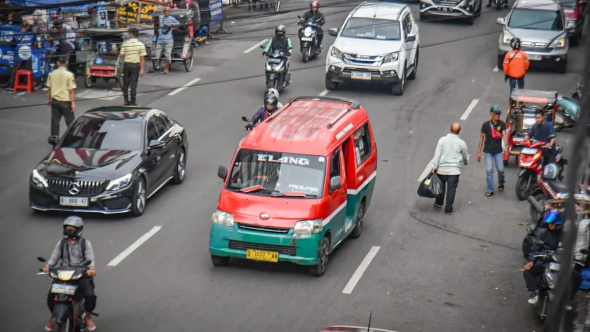 Bandung Siapkan Angkot Berbasis Aplikasi, Penumpang akan Dijemput di Lokasi Terdekat Mulai 2026 Transportasi umum angkot melintas di Jalan Otto Iskandar Dinata, Kota Bandung, Rabu (25/6). Foto: Dimas Rachmatsyah / Jabar Ekspres