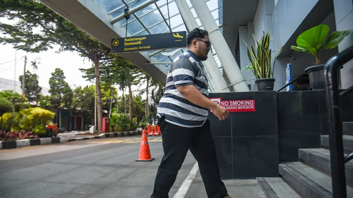 Jet Komersial Bisa Kembali Mendarat di Bandara Husein, Asal Regulator Pusat Beri Izin Warga berjalan di lobi keberangkatan Bandara Husein Sastranegara, Kota Bandung, Rabu (25/6). Foto: Dimas Rachmatsyah / Jabar Ekspres