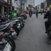 Ilustrasi: Sejumlah motor parkir liar di Jalan Naripan, Kota Bandung, Rabu (25/6). Foto: Dimas Rachmatsyah / Jabar Ekspres