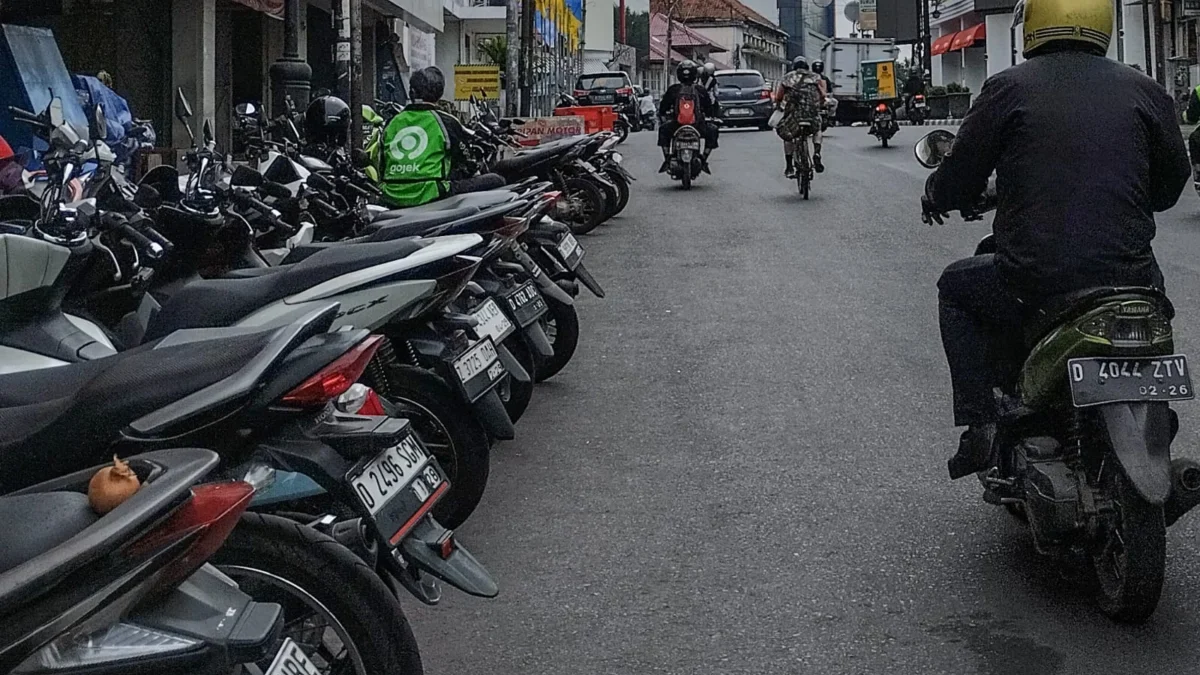 Jelang Long Weekend, Pemkot Bandung Siapkan Patroli 24 Jam Antisipasi Parkir Liar Ilustrasi: Sejumlah motor parkir liar di Jalan Naripan, Kota Bandung, Rabu (25/6). Foto: Dimas Rachmatsyah / Jabar Ekspres