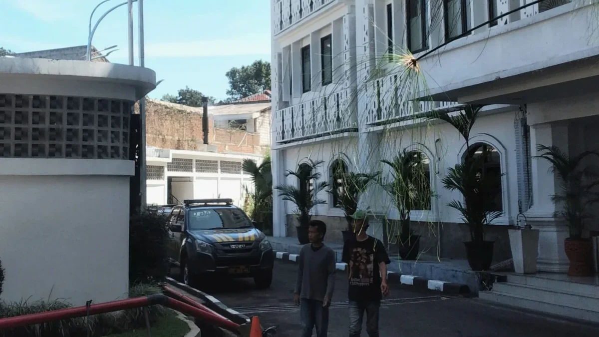 Ilustrasi dua petugas mesin pembakar sampah di DPRD Jabar